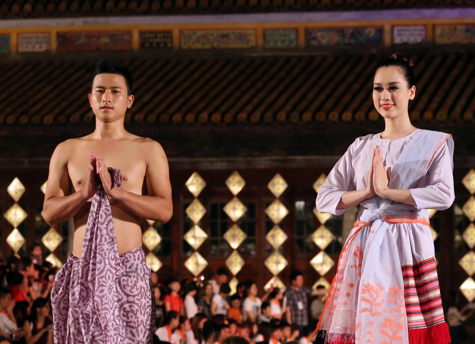 Trình diễn trang phục truyền thống của nước Ấn Độ. (Ảnh: Trần Lê Lâm - TTXVN)