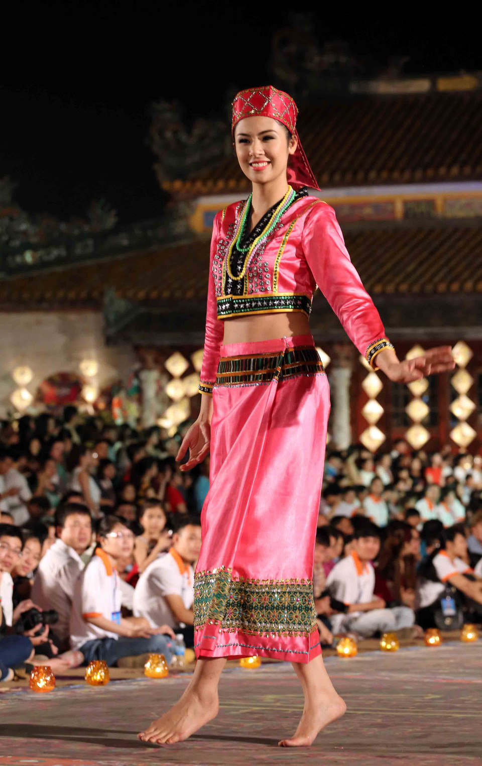 Trình diễn trang phục truyền thống của nước Lào. (Ảnh: Trần Lê Lâm/TTXVN)