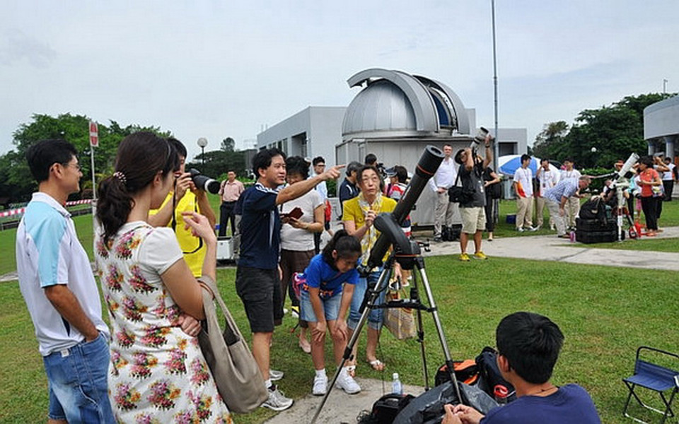 Thành viên của một câu lạc bộ thiên văn xem hành tinh Venus qua kính viễn vọng tại Đài quan sát của Trung tâm Khoa học Singapore tại Omni-Theatre. (Nguồn: Trung tâm khoa học Singapore)