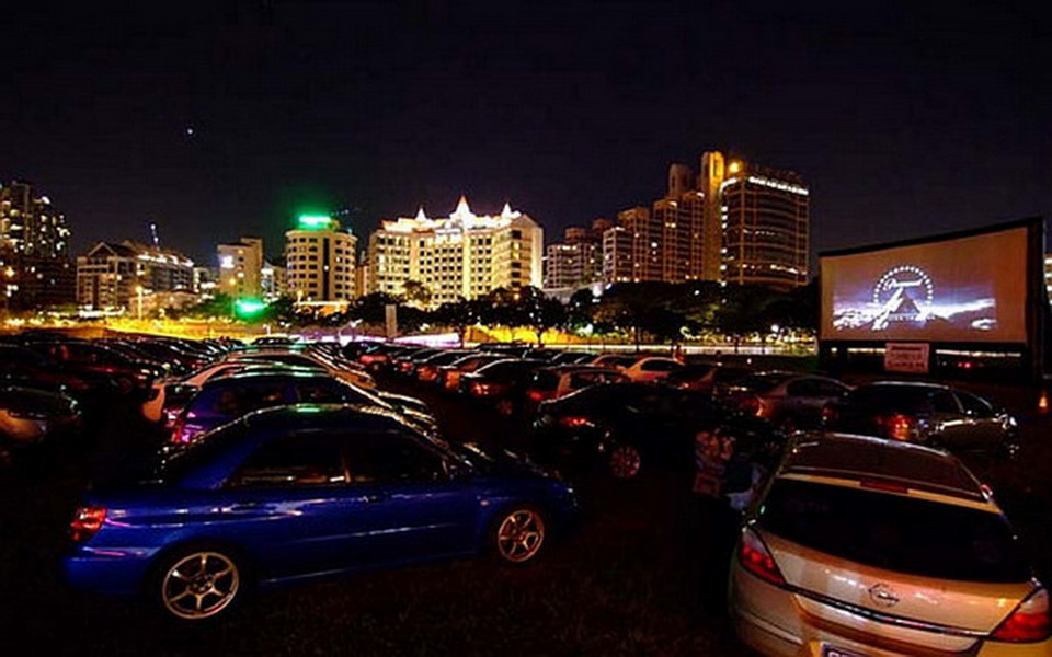 Các lái xe ôtô xem phim miễn phí ngoài trời tại Vòng trong Clarke Quay. (Nguồn: Straits Times)