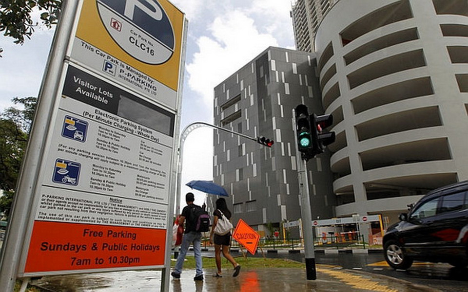 Biển báo chỉ dẫn một điểm đỗ xe miễn phí tại Singapore. (Ảnh: Straits Times)