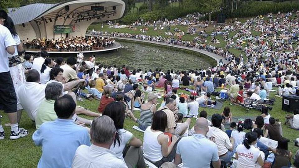 Khán giả thưởng thức một buổi hòa nhạc ngoài trời tại Botanic Garden. (Nguồn: Straits Times)