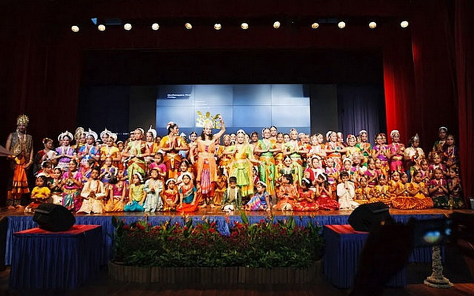 Biểu diễn múa dân gian Ấn Độ diễn ra tại nhà hát Esplanade Concourse như là một phần của Liên hoan nghệ thuật Kalaa Utsavam Ấn Độ vào năm 2013. (Nguồn: Esplanade Concourse Singapore)