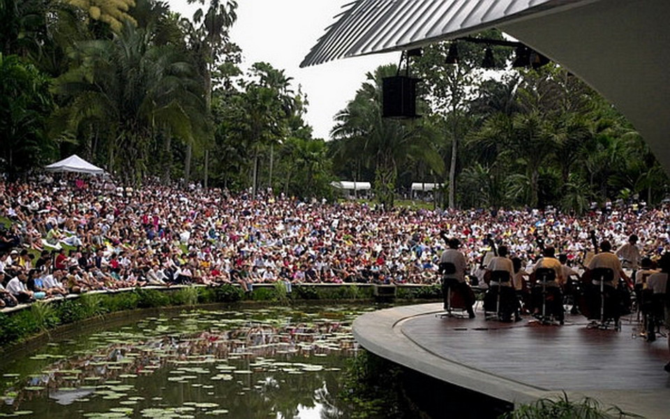 Các nghệ sỹ dàn nhạc giao hưởng đang trình diễn những bản nhạc cổ điển yêu thích như 1812 Overture của Tchaikovsky và các bàn nhạc cổ điển Trung Hoa tại một buổi hòa nhạc ngoài trời trong Botanic Garden. (Nguồn: Straits Times)