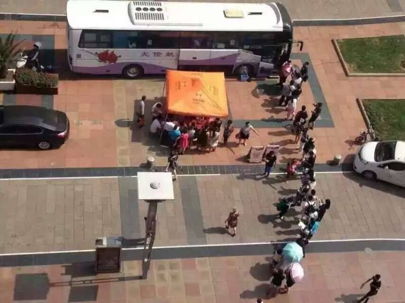 Chỉ vài phút sau khi các xe hiến máu lưu động được thành lập ở đường Binjiang, Thiên Tân, hàng dài người dân đã tập trung để sẵn sàng hiến máu ủng hộ bệnh nhân. (Nguồn: CCTVNews)