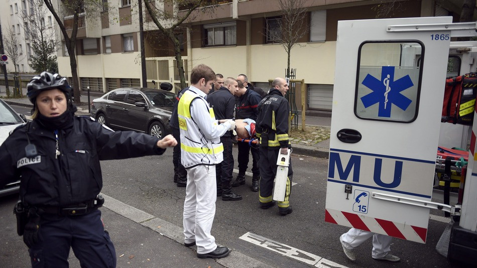 Đưa người bị thương đi cấp cứu.