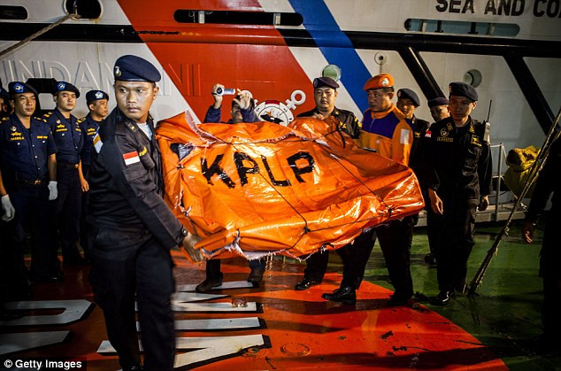 Đưa các mảnh vỡ của máy bay lên bờ.