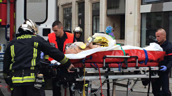 Nhân viên cứu hỏa chuyển một người bị thương khỏi hiện trường.