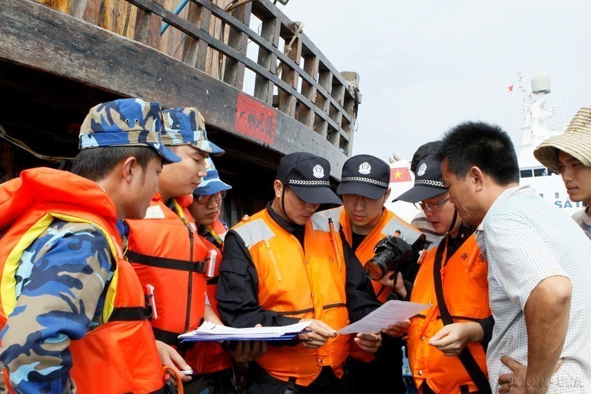 Lực lượng Cảnh sát biển Việt Nam và của Cục Cảnh sát biển Nam Hải (Trung Quốc) kiểm tra giấy phép đánh bắt cá của ngư dân Trung Quốc. (Ảnh: Tuấn Anh/TTXVN)