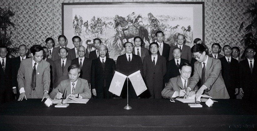 Từ ngày 5-10/11/1991, đoàn đại biểu cấp cao Việt Nam do Tổng Bí thư Đỗ Mười, ông Võ Văn Kiệt - Chủ tịch Hội đồng Bộ trưởng nước Cộng hòa xã hội chủ nghĩa Việt Nam sang thăm Trung Quốc theo lời mời của Tổng Bí thư Giang Trạch Dân và ông Lý Bằng - Thủ tướng Quốc vụ viện nước Cộng hòa Nhân dân Trung Hoa và chứng kiến Lễ ký hiệp định giữa hai nước Trung Quốc-Việt Nam. (Ảnh: TTXVN)