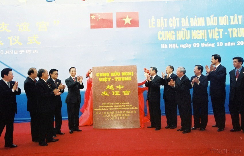 Thủ tướng Phan Văn Khải và Thủ tướng Ôn Gia Bảo cùng các quan chức hai nước Việt Nam-Trung Quốc khai trương Lễ đặt cột đá, nơi sẽ xây dựng Cung Hữu nghị Việt-Trung, ngày 9/10/2004, tại Hà Nội. (Ảnh: TTXVN)