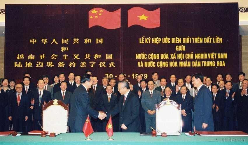 Ngày 30/12/1999, tại trung tâm Hội nghị Quốc tế Hà Nội, Phó Thủ tướng kiêm Bộ trưởng Ngoại giao Nguyễn Mạnh Cầm và Bộ trưởng Ngoại giao Trung Quốc Đường Gia Triền đã ký hiệp ước biên giới trên đất liền giữa hai nước Việt Nam-Trung Quốc. (Ảnh: TTXVN)