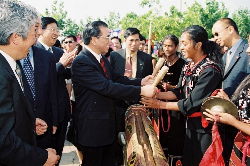 Ngày 11/4/2003, Tổng Bí thư Nông Đức Mạnh thăm Làng văn hoá các dân tộc tỉnh Vân Nam (Trung Quốc). (Ảnh: Xuân Tuân/TTXVN)