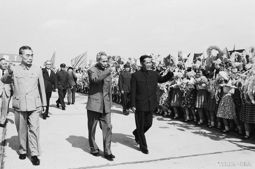 Ngày 4/6/1973, đại diện các tầng lớp nhân dân Bắc Kinh chào đón đoàn đại biểu Chính phủ Việt Nam do ông Lê Duẩn và ông Phạm Văn Đồng dẫn đầu sang thăm Trung Quốc. (Ảnh: TTXVN)