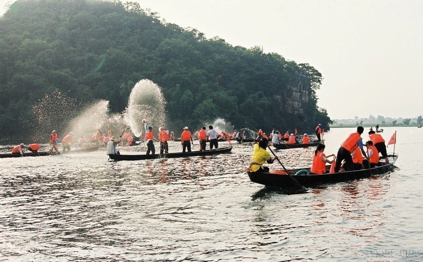 Thanh niên Việt Nam-Trung Quốc tham dự Lễ hội té nước chúc phúc tại Khu du lịch Phổ Giả Hắc, Khâu Bắc, Châu Văn Sơn, Vân Nam (Trung Quốc). (Ảnh: TTXVN)