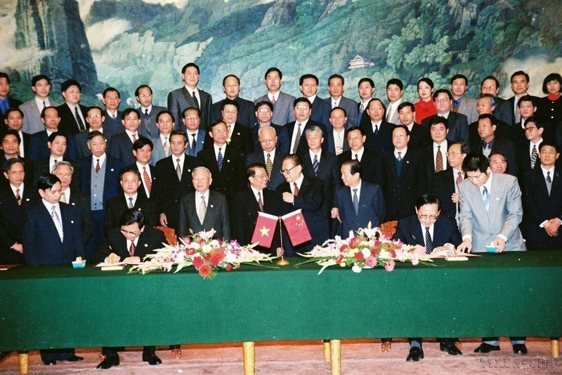 Bộ trưởng Ngoại giao Nguyễn Di Niên và Bộ Trưởng Ngoại giao Trung Quốc Đường Gia Triền ký tuyên bố chung giữa hai nước Việt Nam-Trung Quốc nhân chuyến thăm hữu nghị chính thức Cộng hòa Nhân dân Trung Hoa của Chủ tịch nước Trần Đức Lương (tháng 12/2000). (Ảnh: TTXVN)