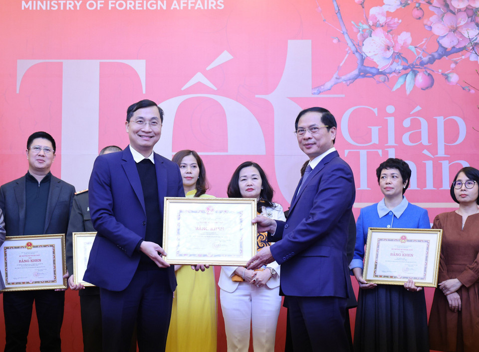 Bộ trưởng Bộ Ngoại giao Bùi Thanh Sơn trao Bằng khen cho Tổng biên tập Báo Điện tử VietnamPlus Trần Tiến Duẩn. (Ảnh: Lâm Khánh/TTXVN)