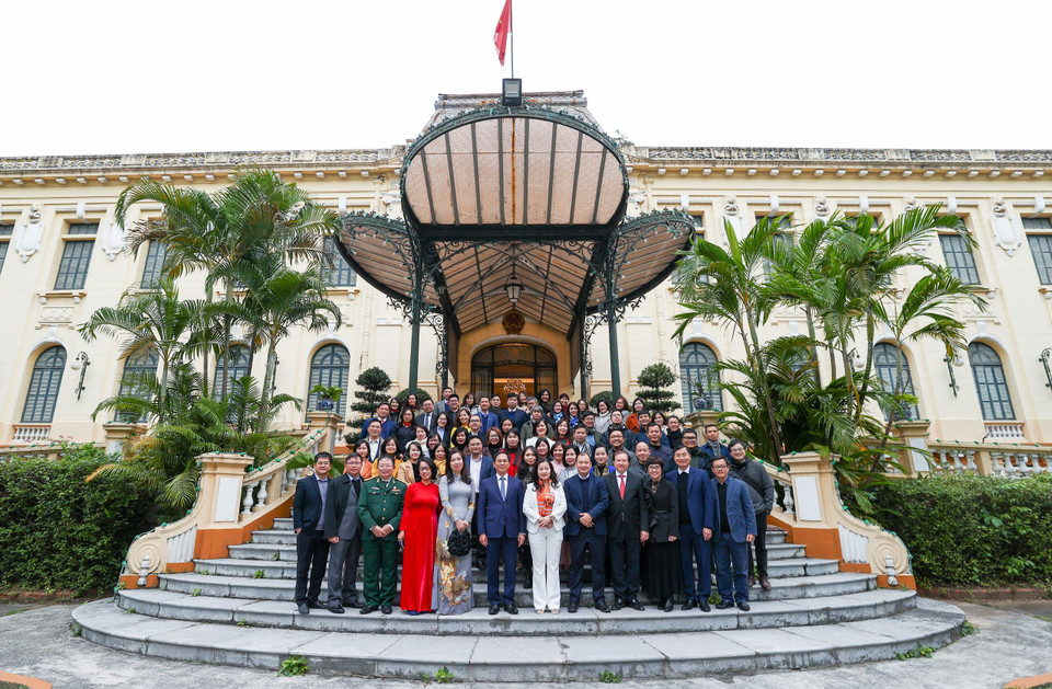 Bộ trưởng Bộ Ngoại giao Bùi Thanh Sơn chụp ảnh với lãnh đạo, phóng viên, biên tập viên các cơ quan báo chí truyền thông. (Ảnh: Lâm Khánh/TTXVN)