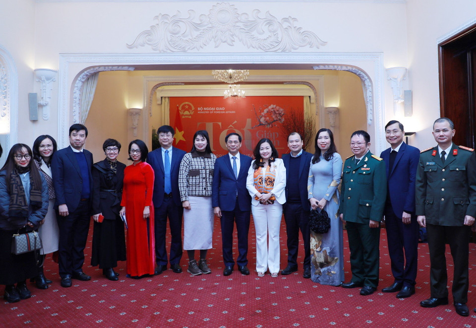 Bộ trưởng Bộ Ngoại giao Bùi Thanh Sơn chụp ảnh với lãnh đạo một số cơ quan báo chí. (Ảnh: Lâm Khánh/TTXVN)