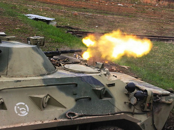Xe thiết giáp tấn công lực lượng đổ bộ đối phương giả định. (Ảnh: mil.ru)