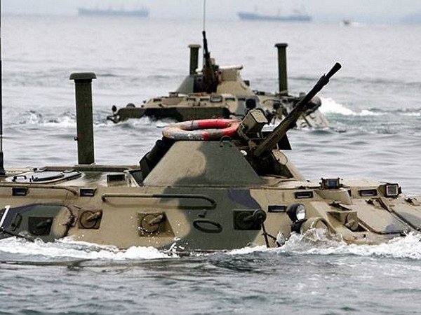 Xe chiến đấu lội nước thực hành tấn công chiếm mục tiêu. (Ảnh: mil.ru)