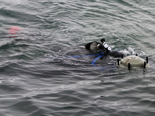 Lực lượng đặc nhiệm người nhái thực hành vận chuyển mìn biển đến vị trí tác chiến. (Ảnh: mil.ru)