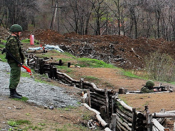 Hải quân đánh bộ diễn tập phòng thủ bảo vệ mục tiêu.(Ảnh: mil.ru)