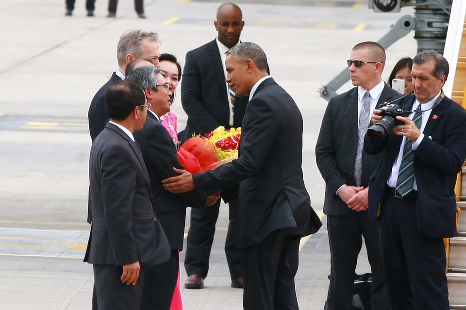  Đại sứ Việt Nam tại Hoa Kỳ Phạm Quang Vinh tặng hoa, tiễn Tổng thống Hoa Kỳ Barack Obama tại sân bay quốc tế Nội Bài (Hà Nội). (Ảnh: Doãn Tấn/TTXVN)