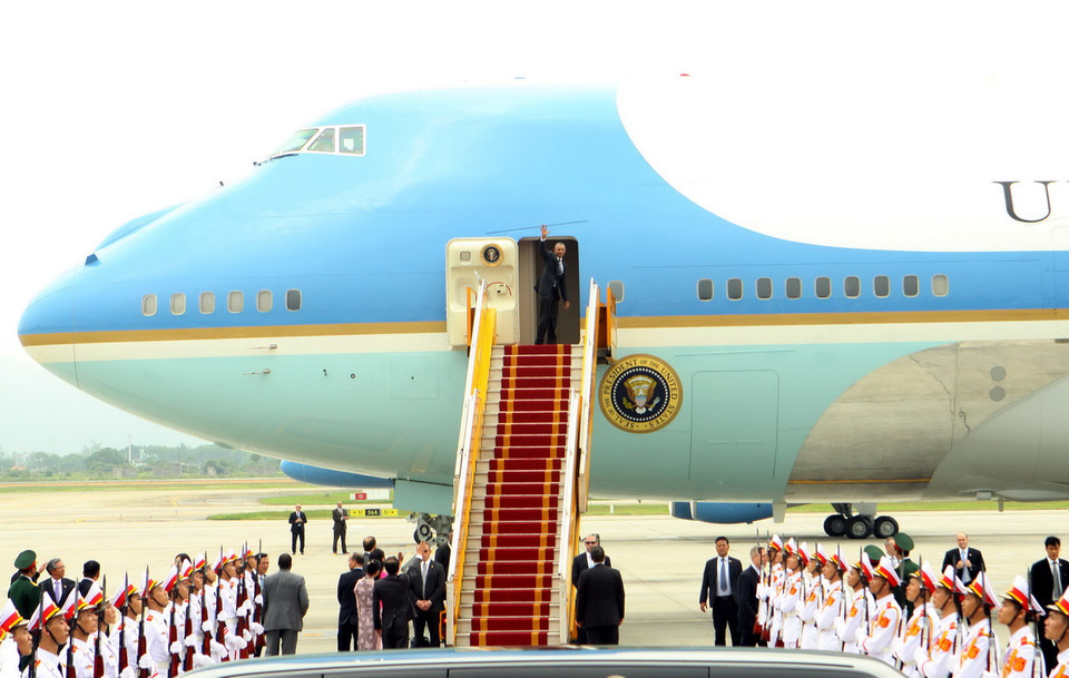  Tổng thống Barack Obama vẫy chào tạm biệt sau khi kết thúc chuyến thăm và làm việc tại Hà Nội. (Ảnh: Phạm Kiên/TTXVN)