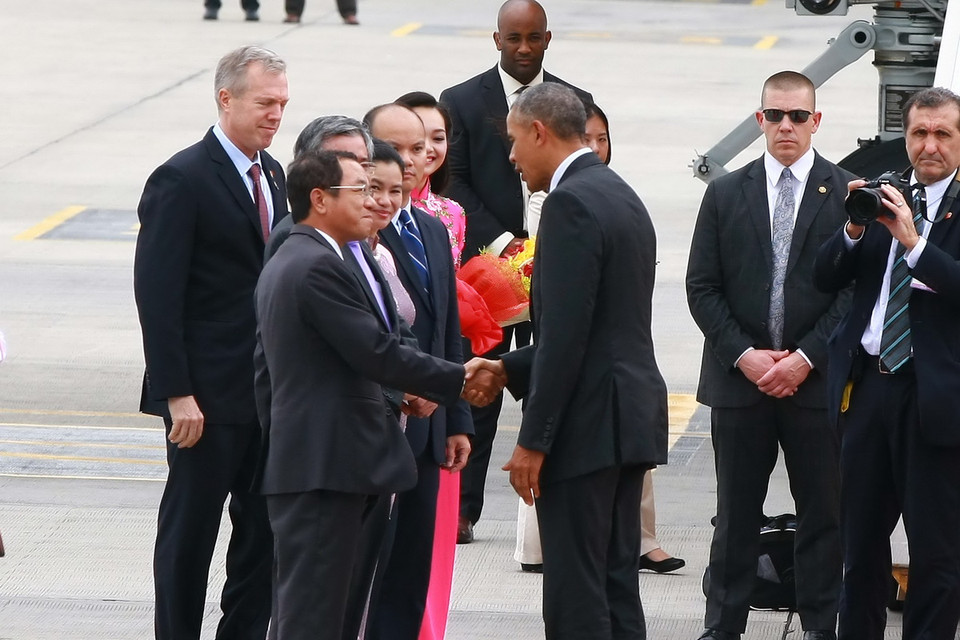 Chủ nhiệm Văn phòng Chủ tịch nước Đào Việt Trung tiễn Tổng thống Hoa Kỳ Barack Obama tại sân bay quốc tế Nội Bài (Hà Nội). (Ảnh: Doãn Tấn/TTXVN)