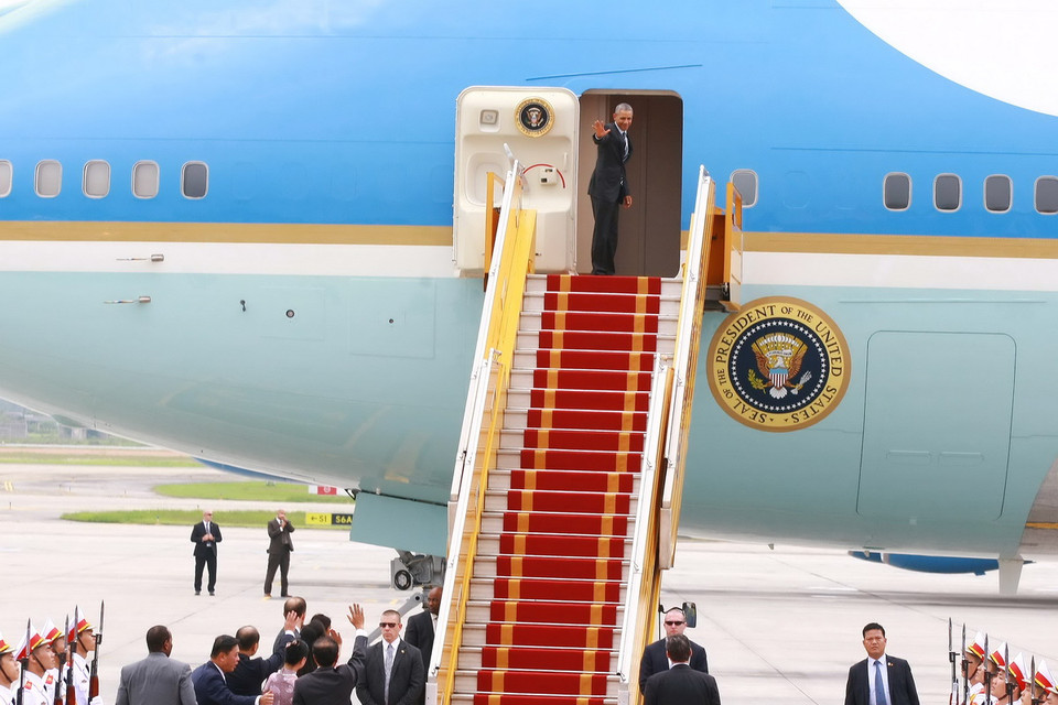 Tổng thống Hoa Kỳ Barack Obama chào tạm biệt Hà Nội để lên đường đi Thành phố Hồ Chí Minh. (Ảnh: Doãn Tấn/TTXVN)