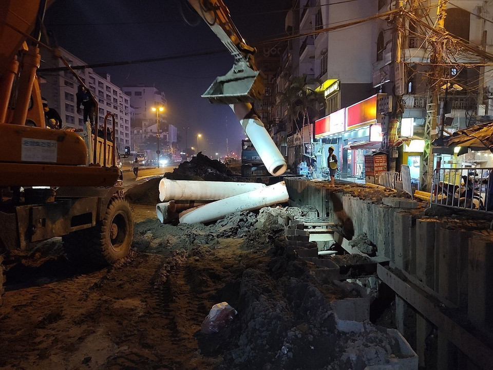 Các nhà thầu tăng ca tăng kíp để đuổi kịp tiến độ do trước đó có khó khăn về mặt bằng. (Ảnh: Huy Hùng/TTXVN)