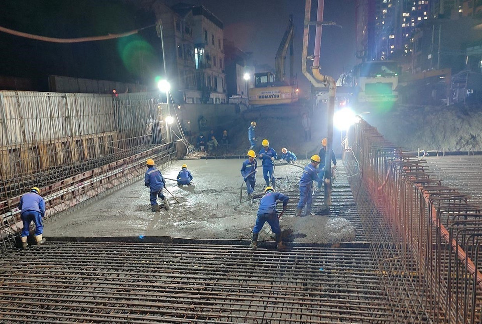 Đổ bêtông đốt hầm hở bên phía Đầm Hồng. (Ảnh: Huy Hùng/TTXVN)