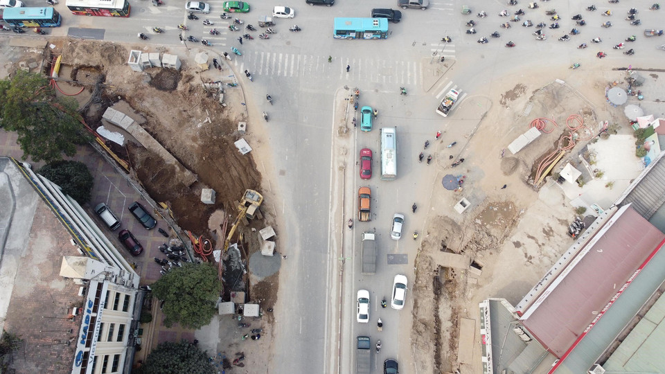 Hai điểm nút quan trọng đầu đường Kim Đồng vừa được giải phóng mặt bằng đang được các nhà thầu đẩy nhanh tiến độ thi công. (Ảnh: Huy Hùng/TTXVN)