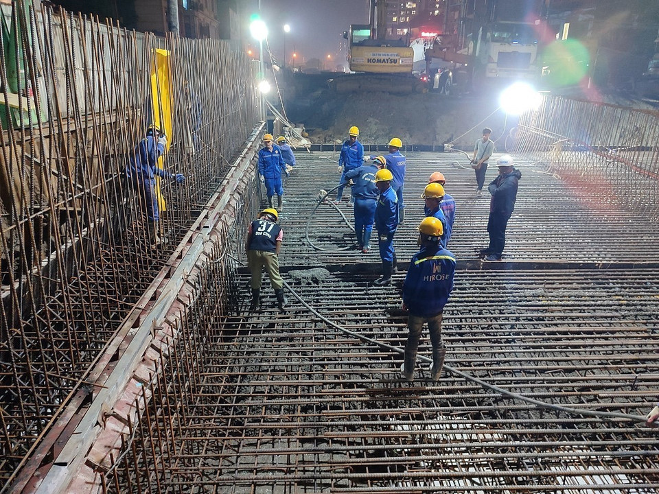 Công nhân nhà thầu CIENCO 4 tiến hành đổ bê tông các đốt hầm hở. (Ảnh: Huy Hùng/TTXVN)