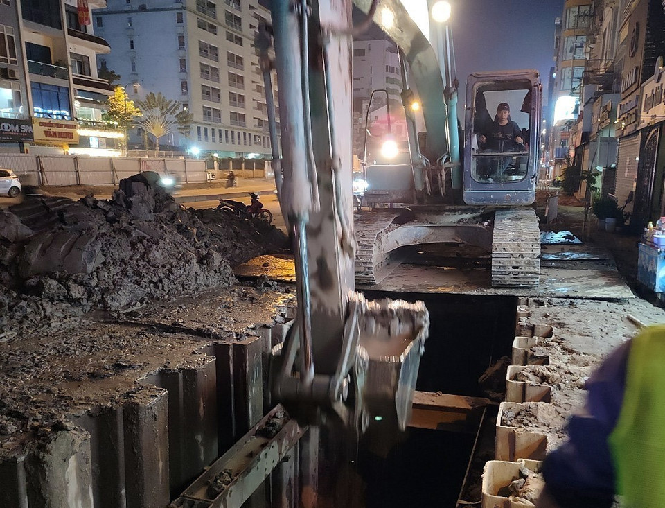 Nhà thầu thi công xén vỉa hè đường Kim Đồng vào ban đêm. (Ảnh: Huy Hùng/TTXVN)