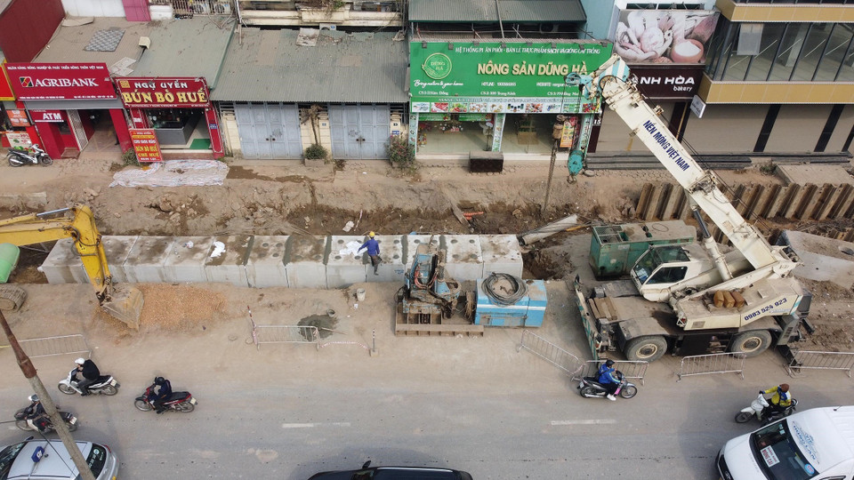 Thi công xén vỉa hè trên đường Kim Đồng. (Ảnh: Huy Hùng/TTXVN)