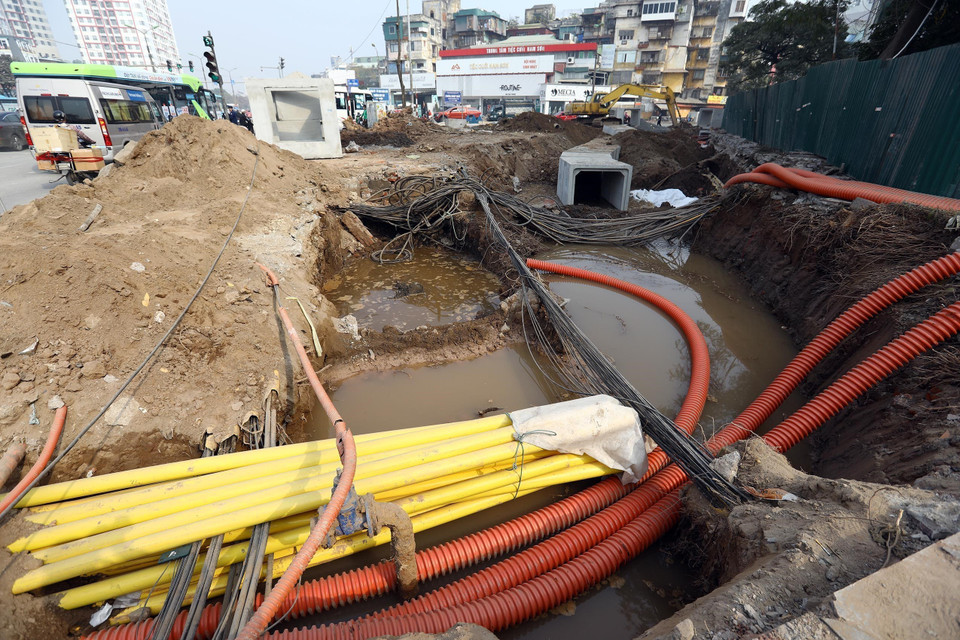 Hệ thống công trình ngầm nổi trên tuyến rất nhiều gây khó cho việc xén hè phía đường Kim Đồng. (Ảnh: Huy Hùng/TTXVN)