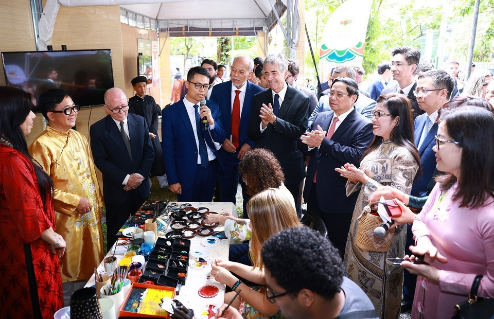 Thủ tướng Phạm Minh Chính và Phu nhân tham quan "Không gian Văn hoá Việt Nam tại Brazil." (Ảnh: Dương Giang/TTXVN)