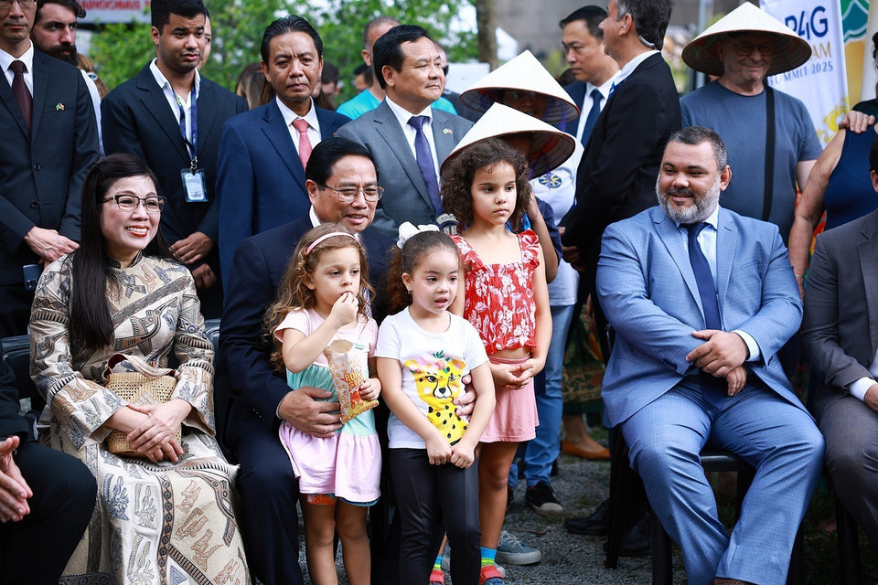 Thủ tướng Phạm Minh Chính và Phu nhân cùng các đại biểu xem biểu diễn nghệ thuật múa rối nước Việt Nam. (Ảnh: Dương Giang/TTXVN)