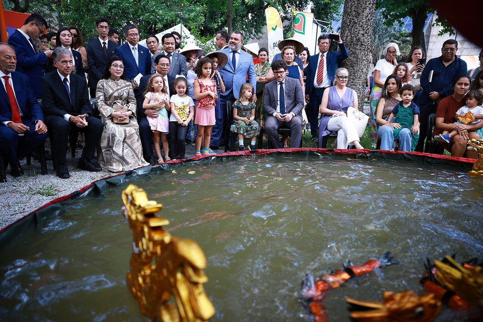 Thủ tướng Phạm Minh Chính và Phu nhân cùng các đại biểu xem biểu diễn nghệ thuật múa rối nước Việt Nam. (Ảnh: Dương Giang/TTXVN)