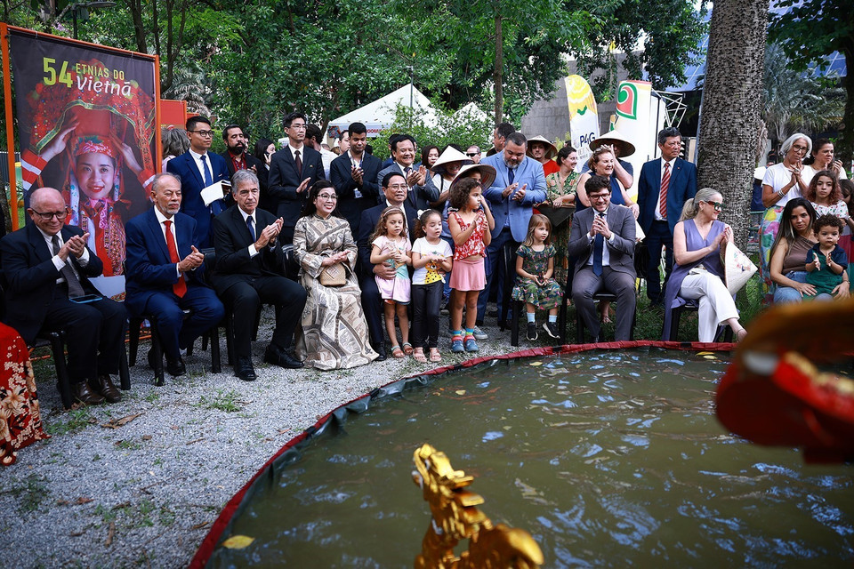 Thủ tướng Phạm Minh Chính và Phu nhân cùng các đại biểu xem biểu diễn nghệ thuật múa rối nước Việt Nam. (Ảnh: Dương Giang/TTXVN)