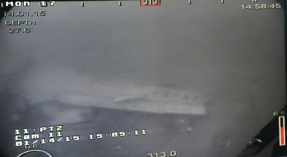 Phần thân máy bay AirAsia dưới biển. (Nguồn: AFP/TTXVN)