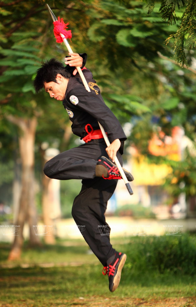 Các nghệ sỹ trình diễn tại buổi họp báo về lễ hội Chingay 2015 diễn ra ngày 14/1. (Ảnh: Lê Hải/TTXVN)