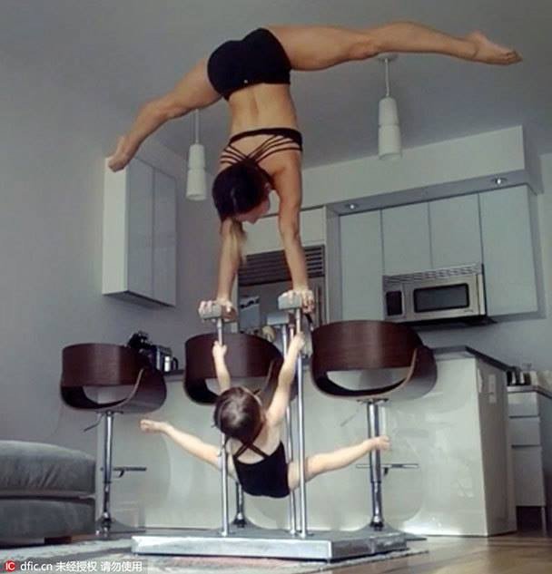 Bà mẹ này từng có kinh nghiệm trình diễn tại rạp xiếc Cirque du Soleil nổi tiếng thế giới. (Nguồn: CCTVNews)