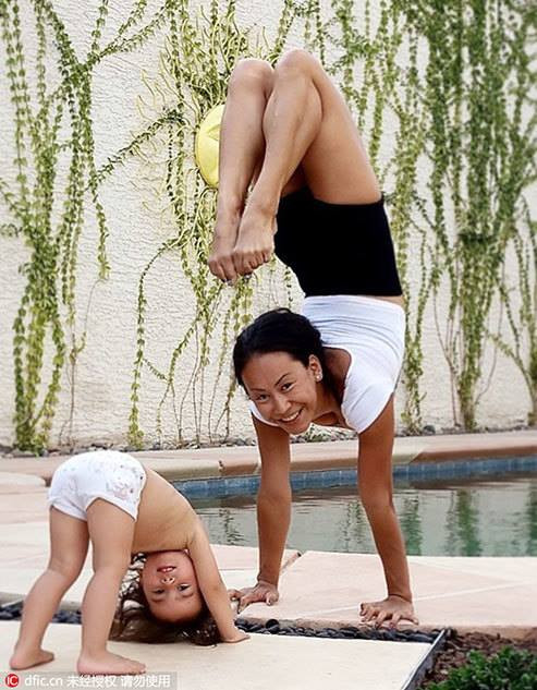 Cô không chỉ tập một mình mà bạn diễn của cô còn là 2 đứa con nhỏ, Kamali (3 tuổi) và Kaysen (1 tuổi). (Nguồn: CCTVNews)