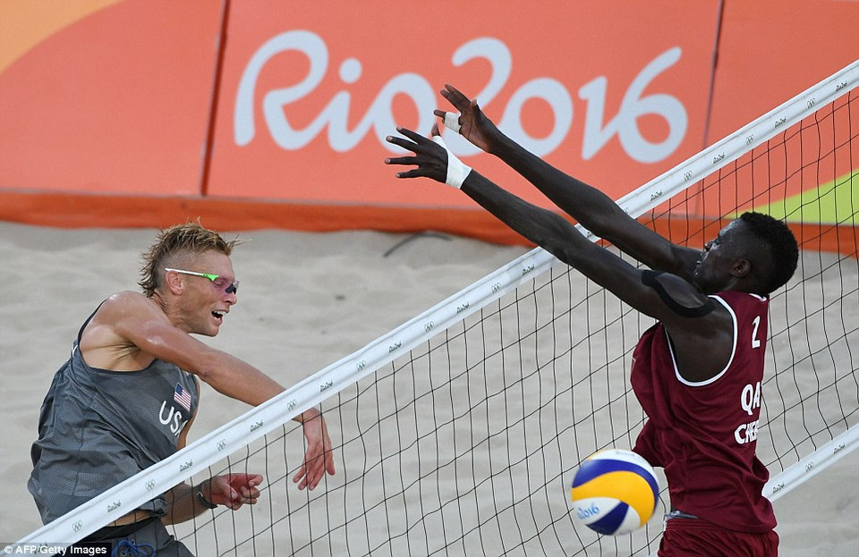 Vận động viên Casey Patterson của Mỹ đối đầu với đội tuyển Quatar trong phần thi bóng chuyền bãi biển giành cho nam. (Nguồn: Dailymail)