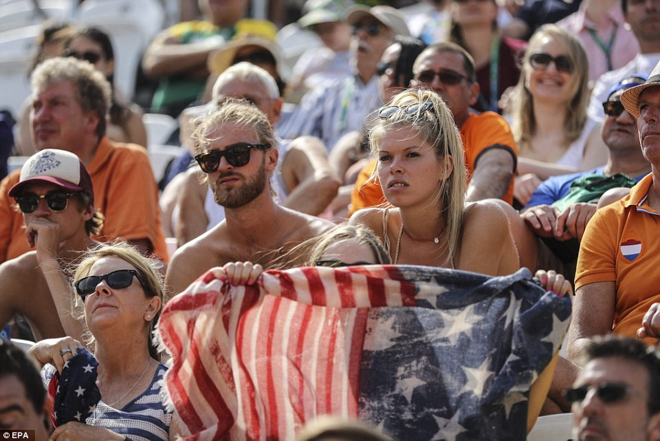 Vận động viên Clancy từ Australia đỡ bóng. (Nguồn: Dailymail)Hai cổ động viên nhiệt tình đến từ Mỹ. (Nguồn: Dailymail)