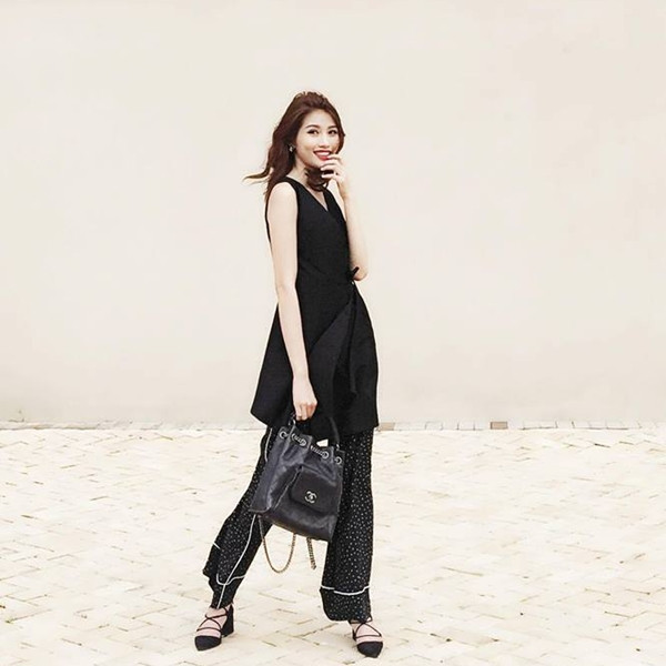 Người mẫu Quỳnh Châu cá tính trong bộ đồ mang phong cách tối giản. Chân dài kết hợp khéo léo áo dáng dài, quần ống rộng cùng giày cao gót dây đan độc đáo. Chiếc túi bucket của Chanel trở thành điểm nhấn hoàn hảo, nâng tầm set đồ hiệu quả.