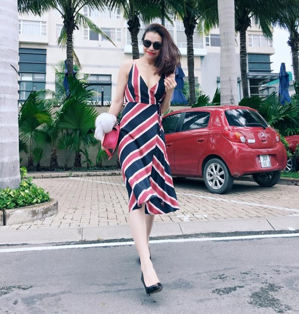 Đầm chít eo kẻ phối màu đẹp mắt, với đường cắt may tinh tế giúp Trà Ngọc Hằng khai thác lợi thế vóc dáng, làm tăng vẻ gợi cảm